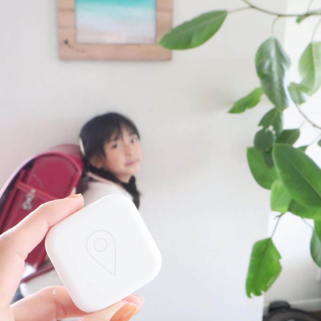 のインスタグラム：「4月から小学生になる娘🌸 ・ 楽しみな半面、はじめて1人で登下校することになるので心配事が尽きません😵 ・ 周りの小学生ママに聞いてみたところ「携帯やGPSを持たせてるよー！」というママさんが多数。 ・ GPSBoTは、端末をランドセルにポンと入れておくだけのAI みまもりロボットです。 ・ クラウドのAIが子どもの位置情報を把握して、行動パターンを分析・学習して見守りしてくれます✨ ・ 普段の行動パターンと違うところに行くと、親のスマホアプリにお知らせがきます。これぞ、次世代型みまもりサービス😊！ ・ 音が鳴らないのとボタンもないので、子どもが気になって触ってしまうことがないのも安心。「携帯はまだ早いかな？」という方にピッタリです。 ・ 鉛筆や筆箱、ランチョンマット、防災頭巾、体操着なども揃えたし、小学生準備はバッチリ❤️ ・ 娘も「早く小学校行きたいなー！」と、ワクワクしています♪ ・ #GPSBoT #PR #みまもり #みまもりGPS #Bsize #防犯 #小学校入学 #入学準備」