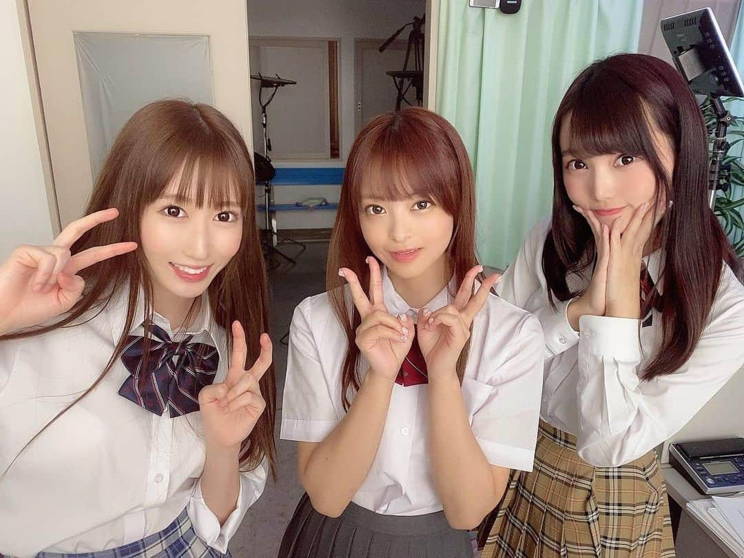 桜もこさんのインスタグラム写真 - (桜もこInstagram)「撮影💓 りまちゃんとあんずちゃん🌸  #kawaii  #撮影　#制服　#happy #女子高生　#チェック　#ロングヘア #japanese girl #japanesemodel #asiangirl #instagood #instagram」3月24日 16時35分 - mokochan319