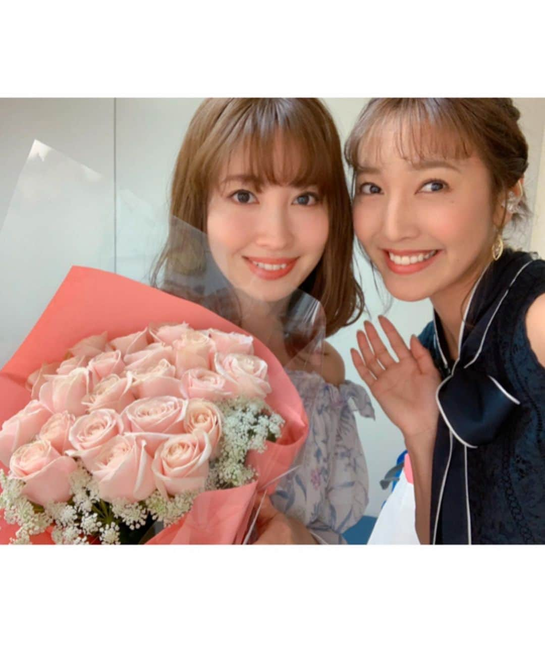 小澤陽子さんのインスタグラム写真 - (小澤陽子Instagram)「𝚝𝚑𝚊𝚗𝚔𝚒𝚗𝚐 𝚝𝚘...💐. . 先日の馬好王国でもありましたが、 大好きな こじはるさんと さゆりんご が番組卒業…😢🌸. . この日が来るのが、嫌で嫌でしょうがなかったのです。。 今までありがとうございました😭😭✨. . . . . 絶妙な一言が天才的で、 人を巻き込む力のある こじはるさん🐈💓 私がまだアナウンサーとして番組に就く前、トライアルで担当したのが、この番組の前身”ウマズキッ”内の、『UMANZAI』という特集でした🏇 その時初めて共演して、こじはるさんの凄さを実感しました。 それでいて、「おざわちゃん、何もわからないところから競馬始めたんでしょ？すごいね、偉いね」と労いの言葉や、気遣いの言葉をいつも明るくかけてくれて。 尊敬するこじはるさんから勝手に学んできた事は、沢山沢山あります。  ７年以上就いてくださった競馬番組で、 競馬界を盛り上げてくれました。 恒例の『３連単５頭BOXは、だいたい当たる〜！』 を、また聞ける日まで…🥰. . .  いつも目がキラキラしていてすっごく可愛くて、優しい心の持ち主のさゆりんご🍎 その優しさと癒しに何度救われてきたことか。。😭 競馬歴は浅くても、一生懸命な姿が嬉しかったです🥰  さゆりんご画伯の馬のイラスト🎨、”直撃”インタビュー🎤のコーナー、大好きだったなぁ…🌿 . . . そんな素敵な２人が卒業しても、まだまだ競馬の魅力を世に広めるべく、馬好王国はこれからも繁栄していきます🦦💪🏻💓 . . #この膨大な一方的な愛(笑) #DAIGO さんの#ダイ語 #OKHK #王国崩壊(笑) #馬好王国 #一旦解散っっ！🏰 #こじはる　さん #さゆりんご　さん #卒業 #今までARIGATO☻ #番組はこれからも続きます #これからもよろしくお願いします🐴  #UMAJO #ウマジョ #KEIBA好きを広げたい🐴♪」3月24日 16時38分 - yoko.ozawa729