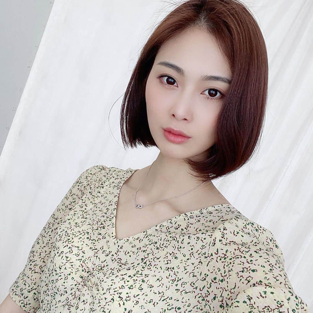 和田安佳莉のインスタグラム：「撮影終わり。 カメラマンさん、ライターさんとても素敵な方で楽しかったです✨ ありがとうございました☺︎ . #撮影 #shooting #モデル #model #女優 #インタビュー #取材 #ありがとうございました #オスカー #オスカープロモーション #仕事終わり #ワンピース #イエロー #花柄 #衣装 #ボブ #スタジオ撮影 #写真」