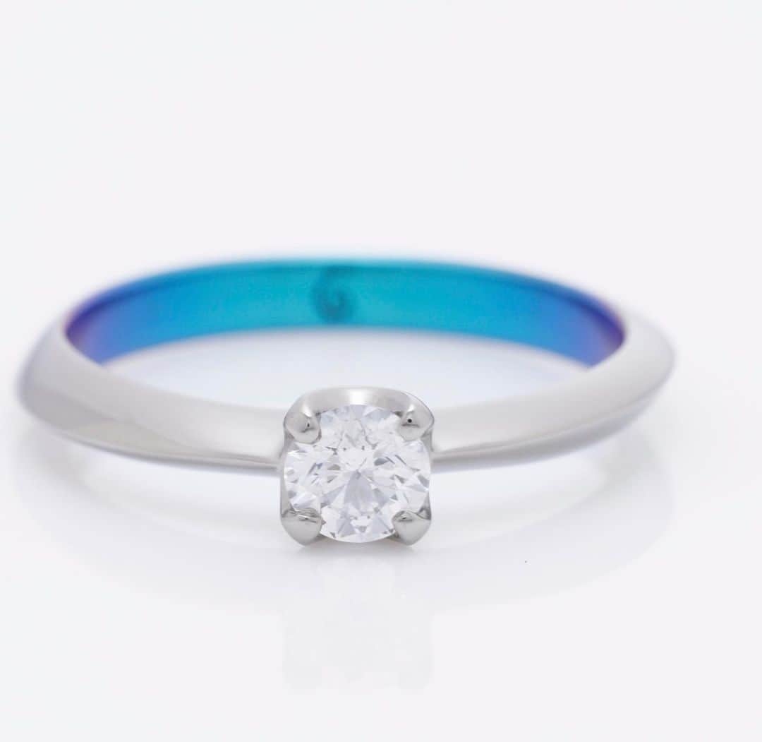 SORA ≪SORA表参道の公式アカウント≫さんのインスタグラム写真 - (SORA ≪SORA表参道の公式アカウント≫Instagram)「@sora_omotesando . 【デザインストーリー】 ワンポイントの発色デザインが 特徴的な結婚指輪。 ブルー発色の上に ブルーダイヤモンドを並べて、 さりげなく煌めきを楽しむ、 こだわりのデザインです＊ シンプルながらも「オリジナル」と 「個性」を追求した オーダーメイドだからこそ叶う 指輪となりました。 お客様：浩史さま　ちひろさま　 デザイナー：岩倉 クリエイター：髙橋 . --------------- ▽《3/31まで》グラデーションフェア開催中＊* https://www.sora-w.com/contents/event/enjoyyourcolor/ ▽SORA公式サイトはTOPのURLからcheck * >>> @sora_omotesando . --------------- ぜひ『 #結婚指輪sora 』のハッシュタグで SORAの写真を投稿してくださいね＊* こちらのアカウントでリグラムさせていただきます♪ . #結婚指輪 #婚約指輪 #指輪 #表参道 #オーダーメイド #プレ花嫁  #ブライダル#ウェディング  #手作り#bridal#wedding #マリッジリング #エンゲージリング #金属アレルギー #金属アレルギー対応 #bridalring #ring #weddingring #手作り指輪#Jewelry #ペアリング #Marriage #記念日 #ソラ#グラデーション #ブルー #ブルーダイヤモンド #カラーリング #刻印リング」3月24日 16時50分 - sora_omotesando