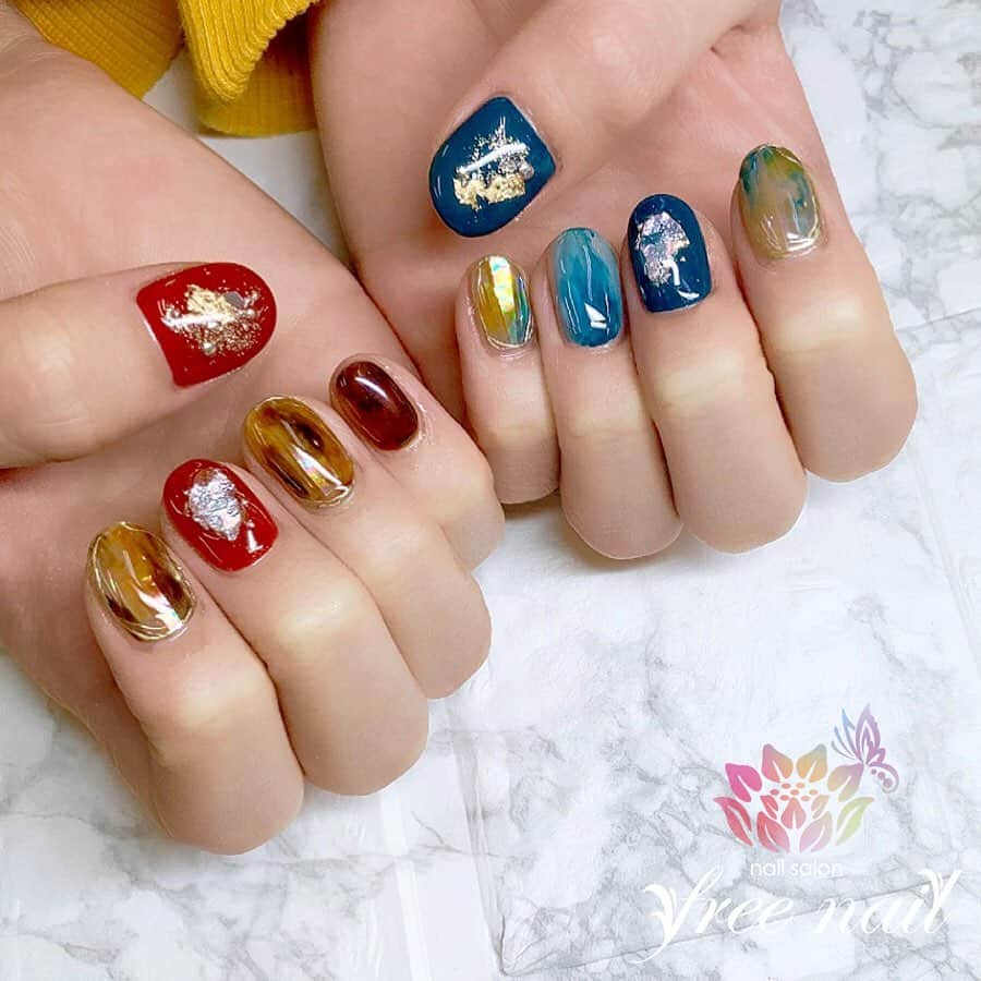 free nail フリーネイルのインスタグラム：「. お客様ネイル💅🏻🌞 . アシメネイル🎭✨ . 2色のニュアンスでおしゃれに👩🏻‍🎨❤️💚 . ▶︎▶︎▶︎スワイプして動画も見てね☝︎🎬✨ . ご来店ありがとうございました🙇🏻‍♀️🙇🏻‍♀️🙇🏻‍♀️💗 . #ネイルアート #ジェルネイル #ネイルサロン #大阪ネイルサロン #ネイルデザイン #ネイルチェンジ #アシメネイル #アシンメトリーネイル #ニュアンスネイル #べっ甲ネイル #レッドネイル #グリーンネイル #デザインネイル #トレンドネイル #大人ネイル #シンプルネイル #ショートネイル #春ネイル #springnails #nailsart #nailsdid #美甲 #日式美甲 #日式美甲胶 #日本美甲师 #日本美甲老师 #美甲上课 #日本胶 #フリーネイル #freenail」