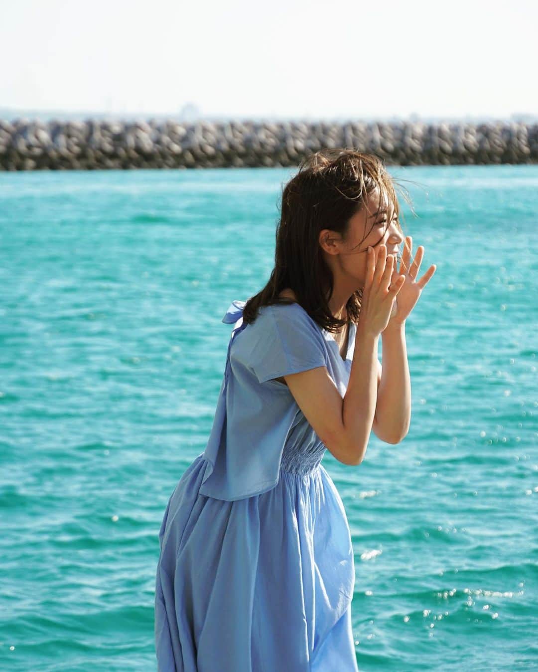 秋元真夏さんのインスタグラム写真 - (秋元真夏Instagram)「青い海に向かって気持ちさらけ出す横顔。 まなったんの透き通るような心が表現されていてとても綺麗な笑顔です😌✨ 公式twitterではブルーのワンピースで『２度目のキスから』を踊るまなったんの動画を公開中です🎥 公式twitter▶️@manatsu_2nd  #まなったんの写真集を応援しよう #秋元真夏2nd写真集 #しあわせにしたい」3月24日 16時44分 - manatsu.akimoto_official
