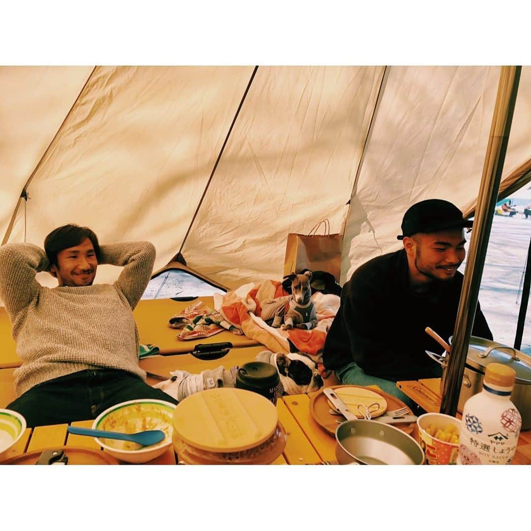 安東輝さんのインスタグラム写真 - (安東輝Instagram)「外で食べる飯は格別だ！！ 焚き火を囲んで結束だー！！」3月24日 16時53分 - iamakiraando