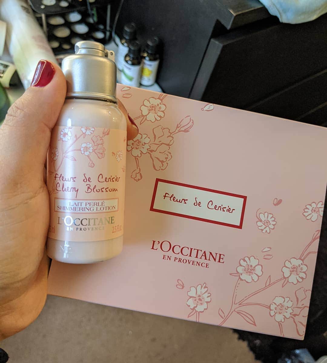 のインスタグラム：「これ、いい匂いすぎる。桜の香り。春気分🌸いいねー💕友達が日本から送ってくれたの😍💖」