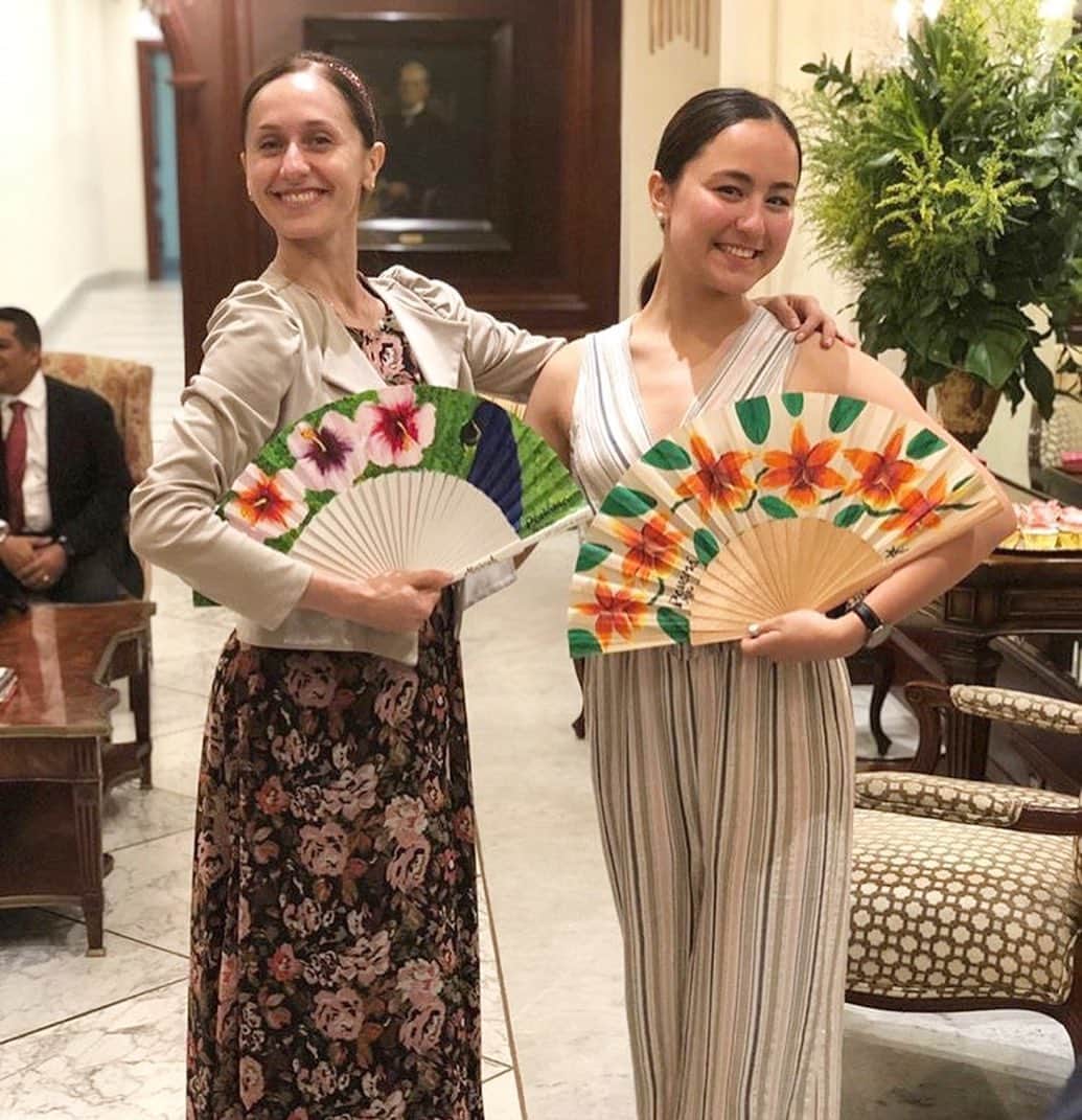 ミコ・フォガティのインスタグラム：「Happy Birthday the humble Queen @marianelanunezofficial 🎉❤️ So happy to have been able to spend time with you in the beautiful country of Panama and to have watched you perform Rose Adagio 🌹 thanks to @panamaballetfestival ! You are such a positive inspiration and spread so much kindness 🥰 Hope to see you again soon! 😘🛍💞 . Fans by @jjdesignpanama」