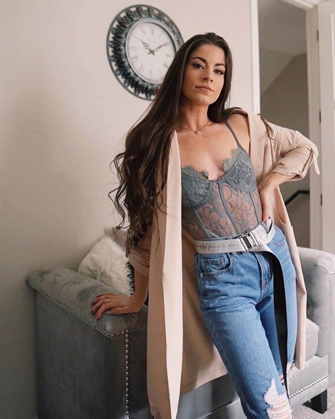 Paige Reillyさんのインスタグラム写真 - (Paige ReillyInstagram)「Quarantining is making me come up with some new outfit ideas lol ✨💡 I think lace tops are some of my current fav pieces in my wardrobe for spring 🙌🏻⁣ ⁣ I just uploaded a @missguided haul to my YouTube channel. I know buying clothes isn’t a priority right now but when I asked if I should do one on my livestream, I was told I should do it lol 😂 ⁣ I do have a tip for some people who may or may not be addicted to shopping and new clothes like I am 😁 - I only allow my spending budget for new clothes be whatever I make from selling my old clothes on @poshmark for the month. So, essentially I am just replacing old clothes with new clothes & trying to not spend any money outside of that on new clothes 🙌🏻😊⁣ ⁣ Hope everyone is hangin in there 🤍⁣ ⁣ #ClothingHaul #NewYTVideo #Blossom #Missguided」3月24日 8時11分 - paigereilly