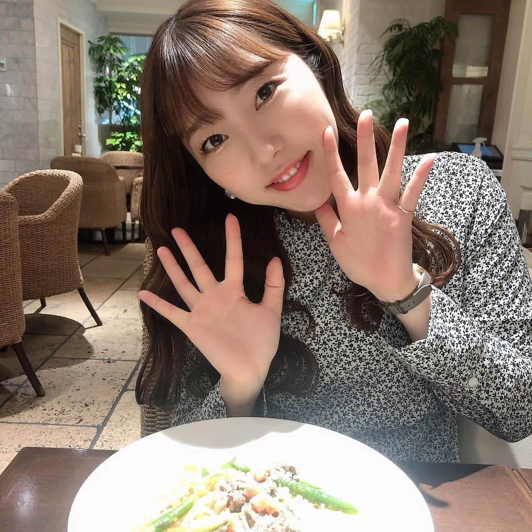 木下望さんのインスタグラム写真 - (木下望Instagram)「ハーブスのランチへ行ってきました🍝なんとメニューが変わってた🙀そして1700円に値上げ🙀 ・ でも、新しいメニューも美味しかったよ❤️ままと一緒に行ったんだけど美味しいって言ってくれて嬉しかった❤️ ・ のんは野菜たっぷりのハーブソーセージ？みたいなやつ食べた🥺うますぎ🥺 ・ ままが食べてたトマトのやちも美味しかった🍅ゴロゴロトマト🍅 ・ ケーキが3種類から選べるシステムは変わらずだったよ！苺のレアチーズにした🥺🍓 ・ サラダ、パスタ、ケーキ、飲み物ついたランチだよ🍝みんな行ってみてぇ🥺おススメ🥺 ・ 混む時あるで気をつけてねぇん🕵️‍♀️ ・ #ハーブス #ハーブスのケーキ #ハーブスランチ #ハーブスケーキ #パスタ #パスタランチ #サラダ #ケーキ #ランチ #新宿グルメ #新宿ランチ #ルミネエスト新宿 #スタマリ」3月24日 8時23分 - nonchan_starmarie