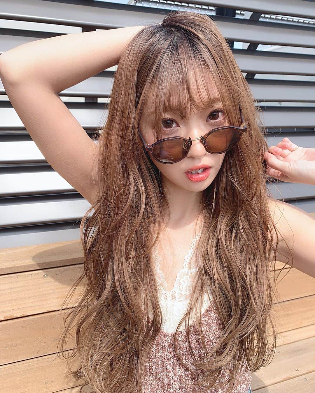 いっちゃん/嶋津 いつみのインスタグラム：「. . おはよぉー🌈✨ . . . . みんなが住んでるとこは ぼちぼち桜咲き始めたー？😀🌸 . . . . 我が家の花見は毎年 家族で夜桜を見に行って 外食して帰ってくる。っていうパターンやねん💁‍♀️⭐️ . . . 紫外線も強くなってくるから 日中は行かないww . . . . . 日中出歩くように 新しいサングラスもGETしといた😎❤️ . . . . .  #関西  #関西サロモ  #サロンモデル #サロモ #いっちゃん  #フリーモデル #関西モデル  #あざといっちゃん #かわいっちゃん #いっちゃんコーデ #ブライダルモデル #アレンジモデル #ヘアカラー  #ヘアアレンジ  #ロングヘア #スーパーロング  #tresjewelry」