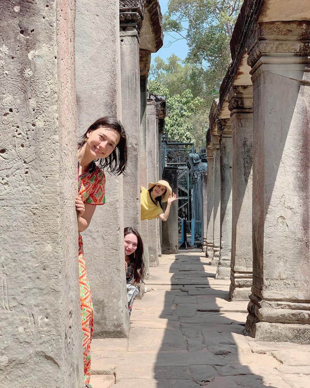 大桃美代子さんのインスタグラム写真 - (大桃美代子Instagram)「Bayon Temple🇬🇧、 、  巴戎寺🇨🇳、 、  바이욘 사원🇰🇷、 、  バイヨン寺院にて。🇯🇵、 、  カンボジアに仕事で行った時の写真をアップしています。  かわいい二人に入れてもらいました。  ガイドさんが写真上手！！ 驚きのテクニックは後日。  #バイヨン寺院 #バイヨン#世界遺産#アンコールワット#カンボジア#シェムリアップ#siemreap#angkorwat ##FAMTrip#funtotrip#lw3月の旅 #タビジョ#旅好きな人と繋がりたい  #Cambodia#シェムリアップガイド#シェムリアップ日本語ガイド  #KingdomofWonderFeeltheWarmth」3月24日 8時25分 - miyoko_omomo