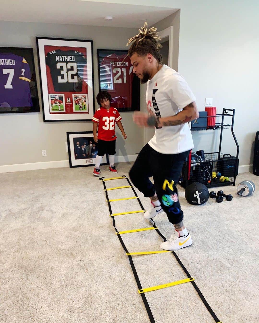 Jordanのインスタグラム：「Keep it moving. @Mathieu_Era leads by example when he shows the fam how to #PlayInside. #PlayForTheWorld #JUMPMAN」