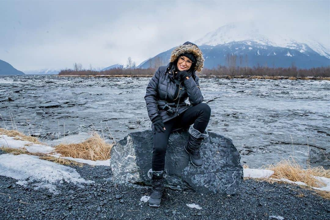 リサ・アンさんのインスタグラム写真 - (リサ・アンInstagram)「#throwback #alaskawildlifeconservationcenter  Visiting The Wildlife Conservation Center in Girdwood was awesome. To be surrounded by 200 acres dedicated to the wildlife and the space needed for them to thrive. It was so quiet I could hear the animals over anything, the water by the rocks, everything was like a postcard!  #throwbacks #March21019」3月24日 8時36分 - thereallisaann