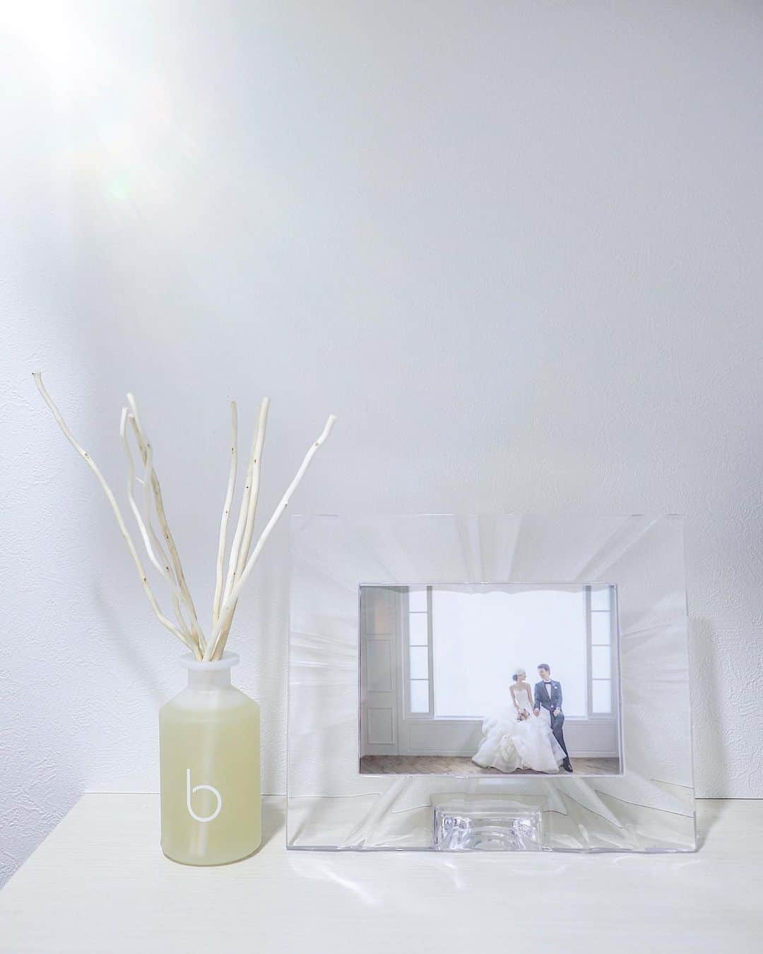 吉田理紗さんのインスタグラム写真 - (吉田理紗Instagram)「我が家の玄関。 狭いけれど、帰宅した時にホッとできるようお気に入りを２つだけ🌱 bamfordのディフューザーはリードが天然の柳の枝なのがお気に入り。香りも良くてオススメです◎ #bamford #玄関 #玄関インテリア #ルームディフューザー」3月24日 8時50分 - yoshirisaa