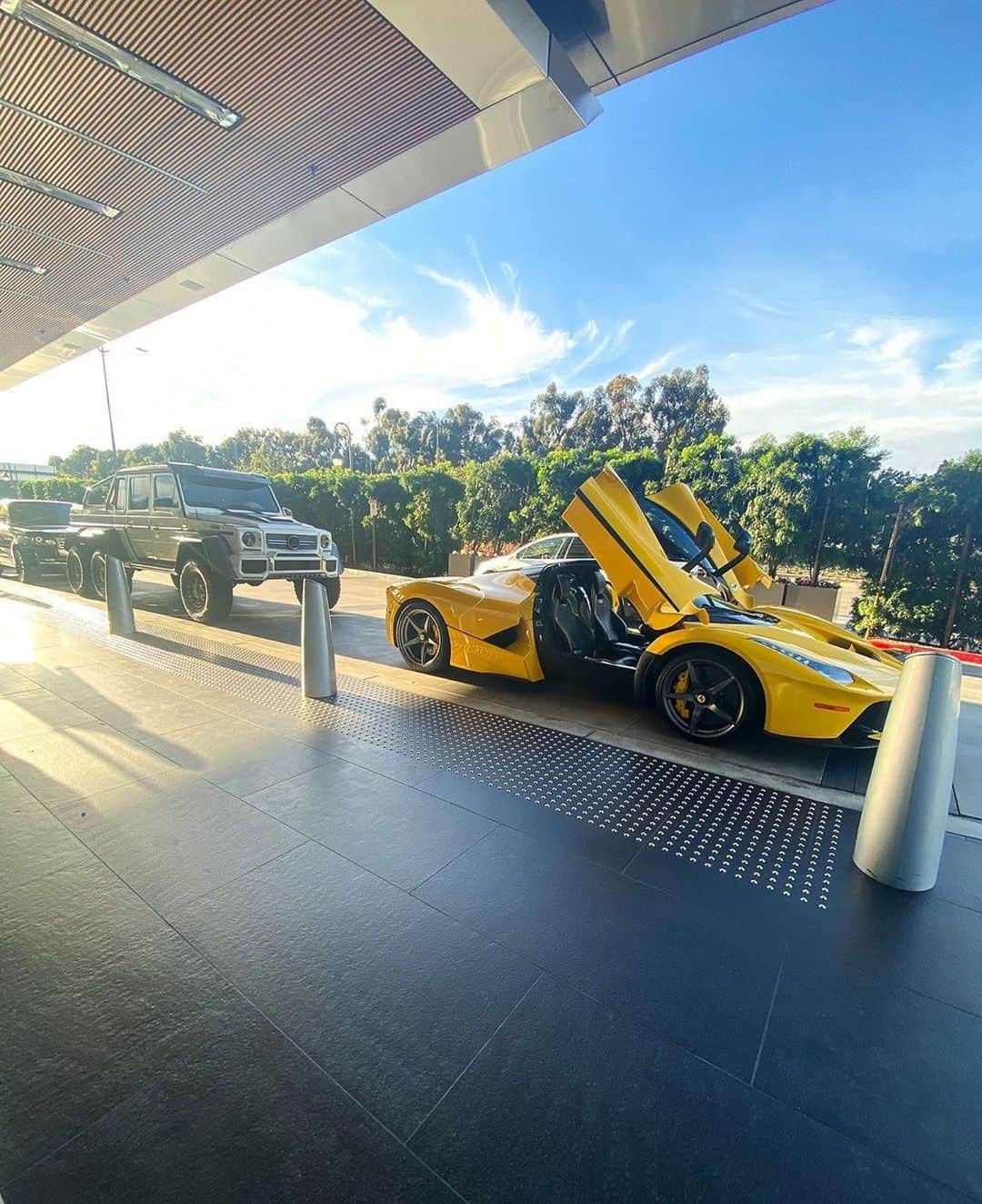 CARLiFESTYLEさんのインスタグラム写真 - (CARLiFESTYLEInstagram)「Which one would you daily drive? @wiresonly LaFerrari or G 6x6? #carlifestyle #laferrari #6x6」3月24日 8時52分 - carlifestyle