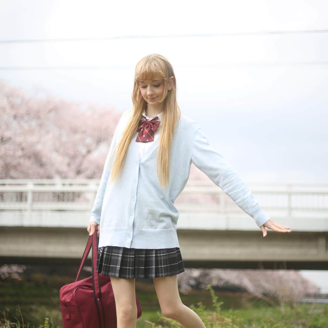 姫沢のインスタグラム：「Spring is here 🌸  I decided to post a row of throwbacks this week, as my country went into lockdown overnight today. Everything is uncertain, including getting to food or work right now. I‘ve heard the most dissappointing comments about us self-employed people »complaining« about being excluded in loan access and grants.  I wish this would be over. I‘m anxious about the near future.  Picture is from 2016! #hanami #schooluniform #himezawa #conomi #姫沢　#制服　#子厚生　#花見」