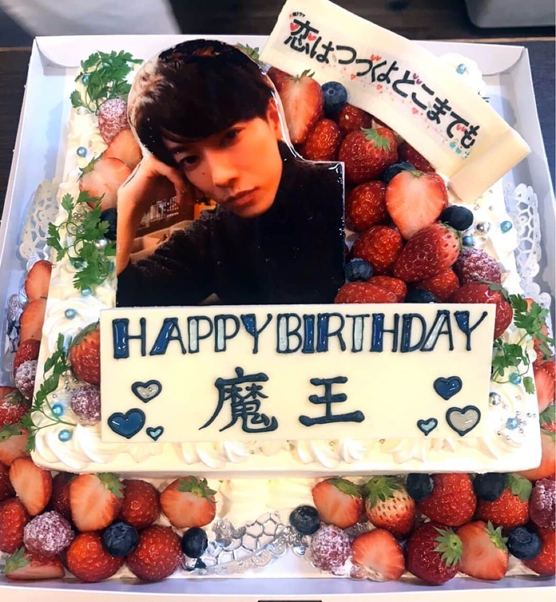 恋はつづくよどこまでものインスタグラム：「happy birthday💕魔王。  #火曜日なので #ご報告 #少し遅れましたが #恋つづメンバーでお祝い #お誕生日おめでとう #どこまでも #いつまでも #我らが魔王でいてください #31歳 #素敵な年になりますように #恋つづロス　#の方には #追いつづ #が1番の薬  #上白石萌音 #佐藤健 #恋つづ」