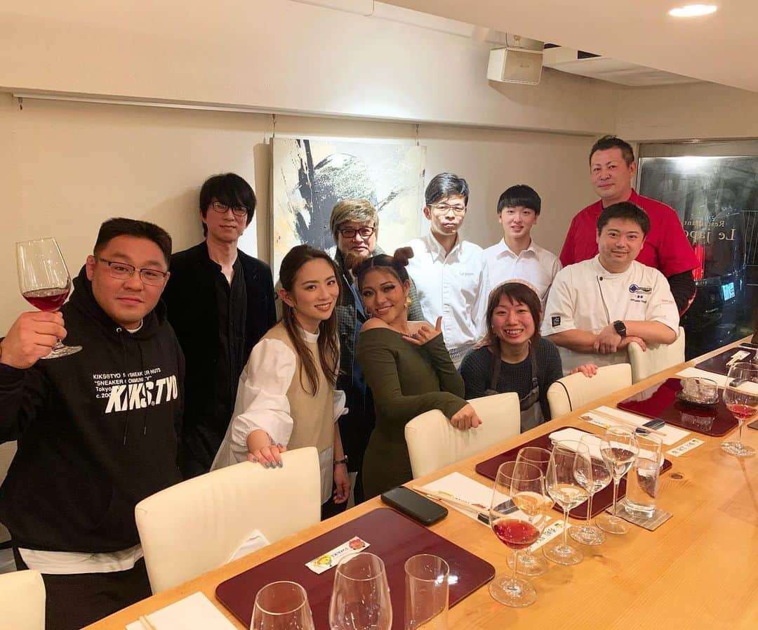のインスタグラム：「ご飯の写真ばっかで集合写真忘れてた😂 ・ 誰かと撮ると続々と増えていく😆 ・ #東京出張いわきごはん #いわきごはん  #FMいわき #ごちそうさまでした🙏」