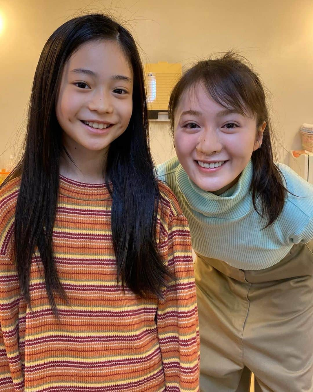 貫地谷しほりさんのインスタグラム写真 - (貫地谷しほりInstagram)「玉季ちゃんと。 玉季ちゃんのお鼻に寄せる事になり、 特殊メイクをしていただきました。 写真は特殊メイクのフィッティングの日。 まだちゃんと貼りついてないし、 私の肌と色味も違うけど、 ここから色々調整をしてもらって 違和感無く付けてもらいました。 横顔も撮ればよかったなぁ〜 メイクも今までとは違い 明るい感じになりました！ 今回、とても暗い役でしたので、 根っからのお調子者の私は 自分の素が出ないように 頑張ってましたが（笑） 最後は元気な鈴ちゃんが戻ってきたので ホッとしながら演じました。 一視聴者として、佐野家の子供時代のお2人の 演技には毎回泣かされてたなぁ。 ポスター撮りの日が懐かしいなぁ。 この人怪しいという顔をして！ と言われてカメラを睨みつけて撮りました。 皆さんの考察が白熱していたと お聞きしました！ 改めてありがとうございました😊 #テセウスの船 #白鳥玉季 #かわぇえ #特殊メイク」3月24日 9時37分 - shihori_kanjiya