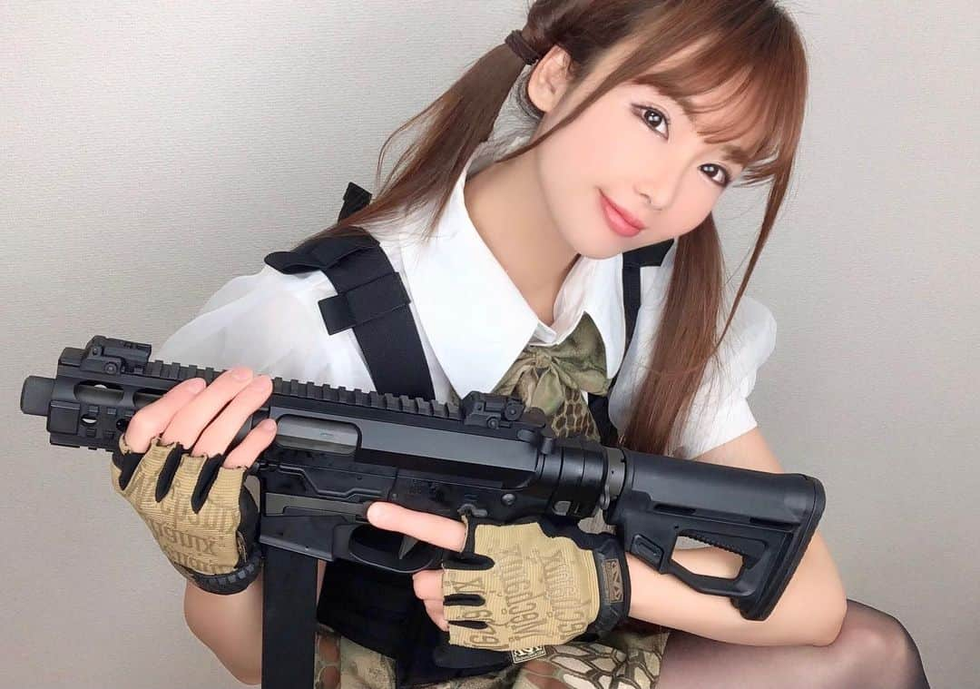 坂地久美さんのインスタグラム写真 - (坂地久美Instagram)「I'm lining up my favorite photos.❣️ Armed Schoolgirl 🎀🔫🎀 ARES M45X S Electric Gun 🔫💕 Compact pistol calibre carbine ❣️ Écolière armée 💜  Pistolet électrique ARES M45X S ✨🔫✨ Carabine de calibre pistolet compact 💓  Studentessa Armata 😘  Pistola elettrica ARES M45X S 🔫  Carabina calibro pistola compatta 💕  武裝學校女孩 💙  ARES M45X S 電動槍 🔫  緊湊型手槍口徑卡賓 💖  #サバゲー #サバイバルゲーム #Gunドル #tacticute #Armedgirl #MilitarySchoolgirl #armée #militaire #Donnemilitari #生存遊戲 #サバゲー女子 #サバゲーファッション  #武装JK  #japanesegirl #military #tactical #tacticool #tacticutest #airsoft #airsoftgirls #airsoftworld #airsoftnation #airsoftphoto #girlsandguns #girlswithgun #airsoftlove #gungirl #Gunドル #sakachikumi #坂地久美」3月24日 9時44分 - sakachikumi