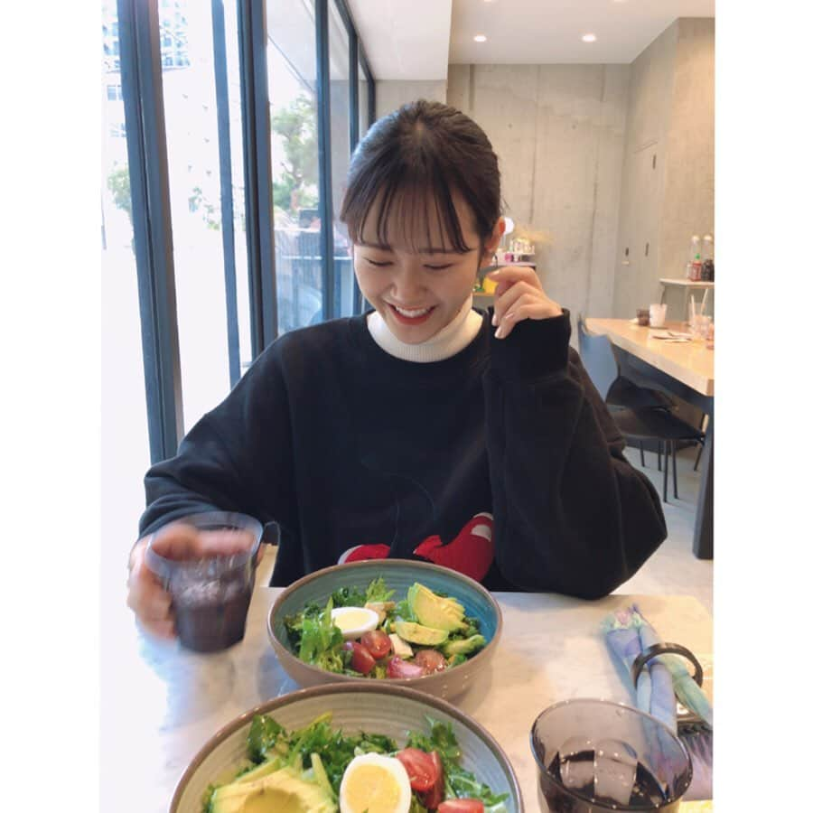 植田真白さんのインスタグラム写真 - (植田真白Instagram)「ここの野菜は自分で、カスタマイズするの🍅🥑🥦🌽 炭酸水嫌いだったけど、ここのめっちゃ美味しくてまた行きたい🥺  大好きなまゆ先輩に癒され🍒 沢山笑って幸せな1日だった❣️ ダイスキです＾＾  #大阪カフェ #天王寺ランチ  #まゆ先輩は私の歯を出して笑う顔が好きみたい #だから笑ってる写真沢山載せる  #本気で自分が男だったらすぐ告白してたくらい好き！！！」3月24日 9時56分 - mashiro_0129