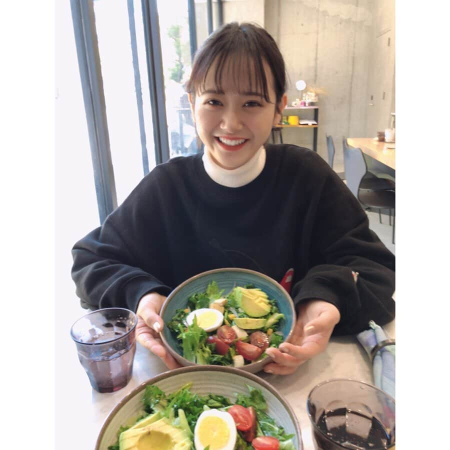 植田真白さんのインスタグラム写真 - (植田真白Instagram)「ここの野菜は自分で、カスタマイズするの🍅🥑🥦🌽 炭酸水嫌いだったけど、ここのめっちゃ美味しくてまた行きたい🥺  大好きなまゆ先輩に癒され🍒 沢山笑って幸せな1日だった❣️ ダイスキです＾＾  #大阪カフェ #天王寺ランチ  #まゆ先輩は私の歯を出して笑う顔が好きみたい #だから笑ってる写真沢山載せる  #本気で自分が男だったらすぐ告白してたくらい好き！！！」3月24日 9時56分 - mashiro_0129