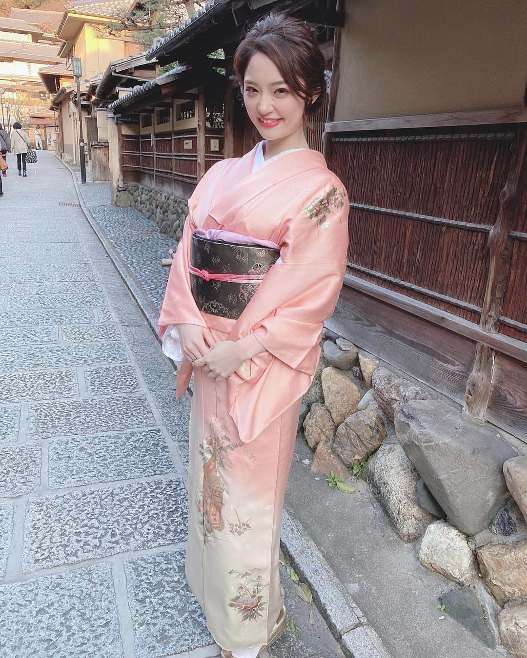 のインスタグラム：「. 初の訪問着👘🌸 . こちらの訪問着はミニオン美容室　@mignon.hairsalon さんでレンタルさせて頂きました！💓 . レンタル、着付け、ヘアセットをして頂けるので、とってもおススメ🌸上品な訪問着が揃っていて選ぶのがとっても楽しかったです✨今回は春らしいパステルカラーのピンクを選びました！！ . . そしてあきさんに @yamadaakiko  こんなにも素敵な髪型をして頂き、終始テンションが上がっておりました🥰✨ . . 上品なお着物で 京都を観光出来て幸せな1日😌✨ たくさん写真撮ったので載せていきます💓 . . #cyberjapan #サイバージャパン　#kimono #着物　#訪問着　#京都　#kyoto #japan #日本　#着物レンタル」