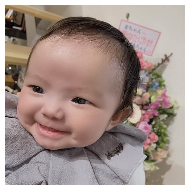 土屋美穂のインスタグラム：「. . ひな祭りの時の📷 . おばあちゃんからお花もらって 嬉しそうなお麦さん🌸 . いちごもひなあられも 早く食べれるといいね〜🤤♡ . #麦 #娘 #むぎちゃん #麦ちゃん  #baby #赤ちゃん」