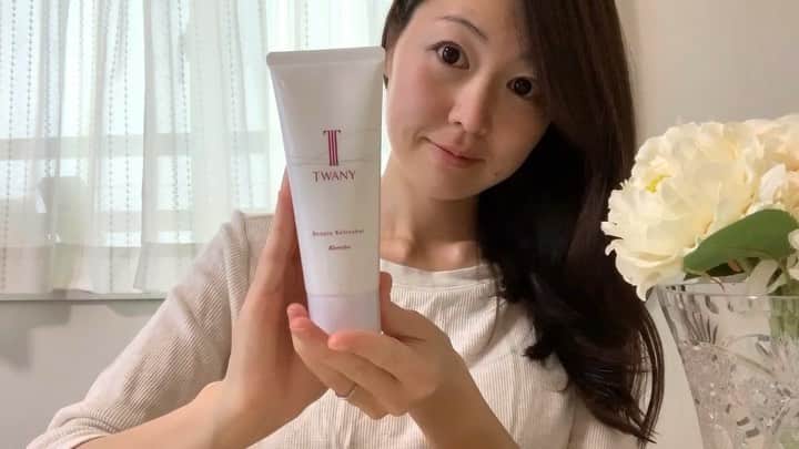 花田浩菜のインスタグラム：「朝の洗顔事情🧼🧸🧡 （すっぴん申し訳ないです） . . 泡立ていらず！なジェル状の 💚トワニー ビューティリフレッシャー💚 をカネボウ様より頂き最近朝の洗顔にはこれを使いはじめました😊🙌 . 普通に顔を濡らして、透明なジェルを泡立てずにお顔にくるくる馴染ませると、 動画のように白く変化します🙌 うるおいを守りながら皮脂や角質を溶かしてくれ、きめ細かいなめらか肌に導いてくれる洗顔なのだそうで、まだ使い始めたばかりですが乾燥肌の私も洗い上がり突っ張らず良い感じ❤️ 泡立ていらずなのも朝は基本バタバタなので😂、とても有難い✨ 最近鼻周りの角質気になってたからつるんと綺麗になってくれたら嬉しいなー🙌🙌 しばらく使い続けてみるのが楽しみです😊✨ . . @twany_jp #皮脂どけ洗顔 #朝洗顔  #TWANY  #トワニー  #ビューティリフレッシャー #Promotion #ママ美容 #美容好きな人と繋がりたい #洗顔  #モーニングルーティン #肌ケア #洗顔 #2児ママ #男の子ママ #女の子ママ #すっぴん美容 #happy #happydays」