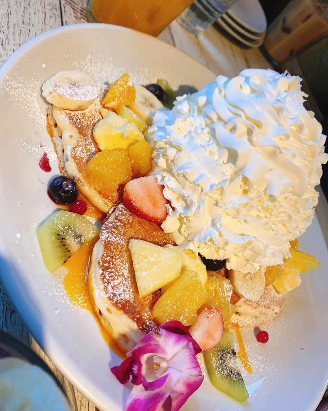 鈴木真梨耶さんのインスタグラム写真 - (鈴木真梨耶Instagram)「Kona's Coffee Hawaiian Pancake Cafe with Sちゃん  この前、幼なじみのSちゃんの20歳の誕生日のお祝いをしてきましたっ★  甘いのだいすきなSちゃんはもう永遠に食べてた！笑 甘いのがあんまり得意じゃないまりゃもアサイーボウルと生クリームついてないところのパンケーキとフルーツに夢中になってた！笑 おいしかった！！！！！！ #パンケーキ　#pancakes  #konahawaii #coffee #cafe #女子　#幼馴染 #明日からダイエット　#飯テロ」3月24日 10時15分 - mariya_suzuki