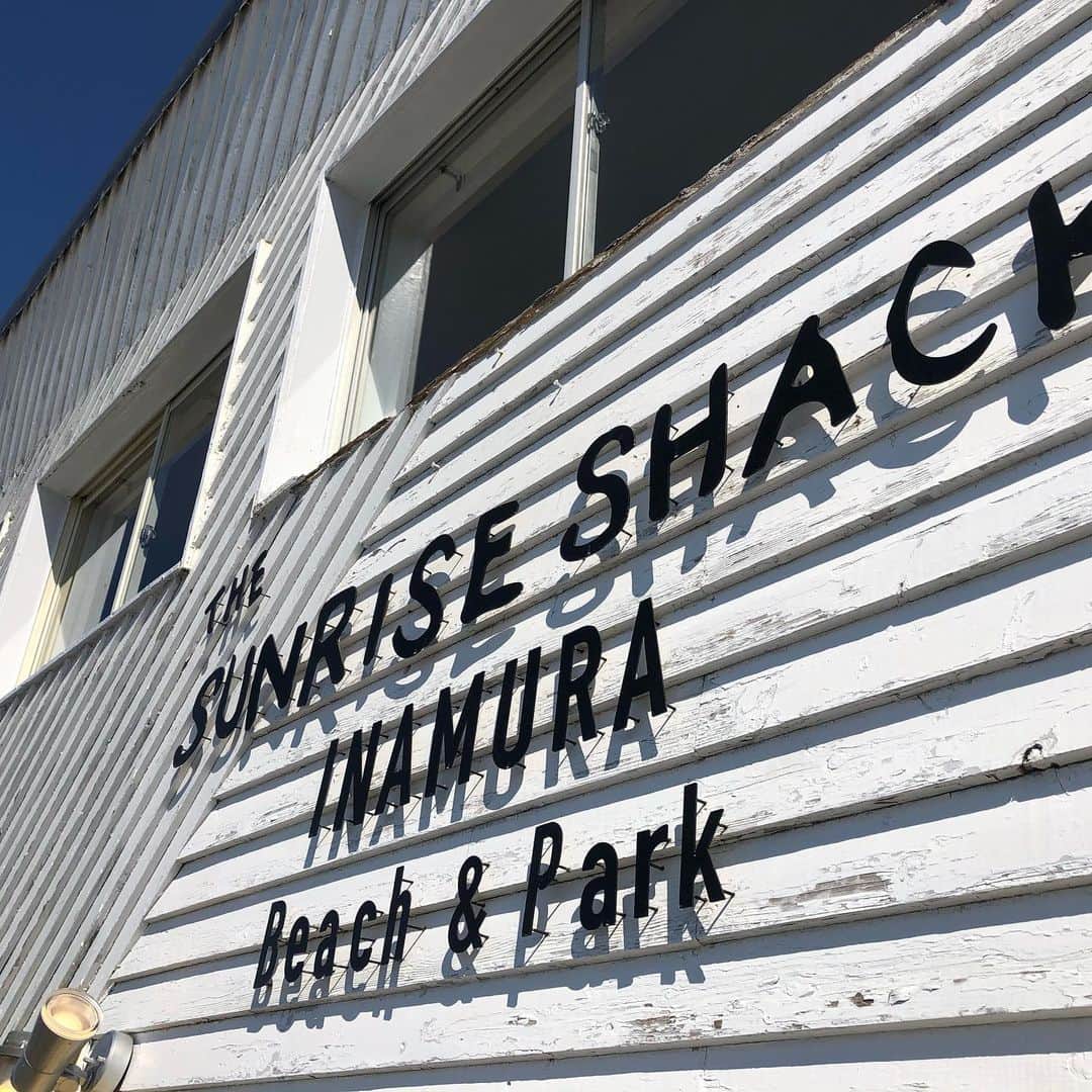 Sambazonさんのインスタグラム写真 - (SambazonInstagram)「The Sunrise Shack Inamura Beach and Parkが稲村ガ崎に2020年3月20日オープンされました☀️おめでとうございます🎉  ハワイのノースショア発祥の「The Sunrise Shack」は、 コーヒーや紅茶とスーパーフード、 MCTオイルをミックスした“アップグレードドリンク”ブランドです。  高品質なオーガニックコーヒとMCTオイル、 そしてスーパーフードクリーマーを混ぜ合わせた新しいスタイルのブレットコーヒーは、 脂肪分をエネルギー源として燃やし、 代謝を上げ、 脳を活性化させます。 “朝食の代用となるコーヒー”を片手に、 近くの稲村公園で海を眺めてみてはいかがでしょうか。  MCTオイルをいれたアサイーボウルは、 鉄・ポリフェノールなどミネラル豊富な栄養素が多く含まれていて女性に大人気💜  是非一度足を運んでみてください！！ #sunriseshackjapan  #sambazon #bulletcoffee  #sunriseshack」3月24日 10時40分 - sambazon_jp