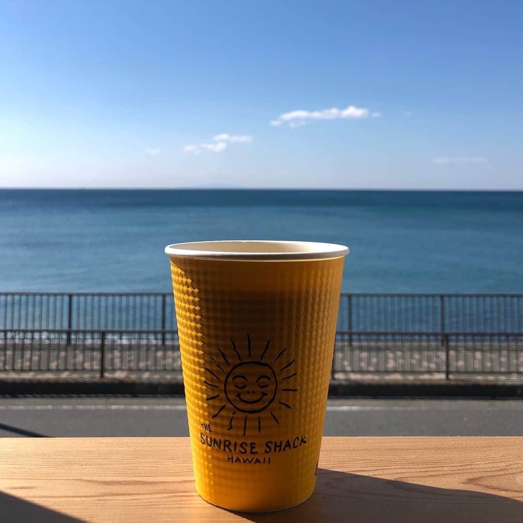 Sambazonさんのインスタグラム写真 - (SambazonInstagram)「The Sunrise Shack Inamura Beach and Parkが稲村ガ崎に2020年3月20日オープンされました☀️おめでとうございます🎉  ハワイのノースショア発祥の「The Sunrise Shack」は、 コーヒーや紅茶とスーパーフード、 MCTオイルをミックスした“アップグレードドリンク”ブランドです。  高品質なオーガニックコーヒとMCTオイル、 そしてスーパーフードクリーマーを混ぜ合わせた新しいスタイルのブレットコーヒーは、 脂肪分をエネルギー源として燃やし、 代謝を上げ、 脳を活性化させます。 “朝食の代用となるコーヒー”を片手に、 近くの稲村公園で海を眺めてみてはいかがでしょうか。  MCTオイルをいれたアサイーボウルは、 鉄・ポリフェノールなどミネラル豊富な栄養素が多く含まれていて女性に大人気💜  是非一度足を運んでみてください！！ #sunriseshackjapan  #sambazon #bulletcoffee  #sunriseshack」3月24日 10時40分 - sambazon_jp