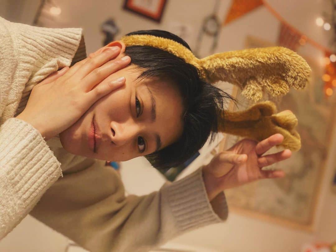 春川芽生のインスタグラム：「ぴょこ。🦌❄︎ . 。 【 #photography by @kasumi_aizawa 】 ☁︎ ☁️ ☁︎ ☁️ #被写体#ポートレート#snap#snapshot#instalike#instagood#genderless#ショートカット#ショートヘア#刈り上げ#ベリーショート#ハンサムショート#ツーブロック#黒髪ショート#ピクシーカット#中性#ジェンダーレス#ジェンダーレス女子」