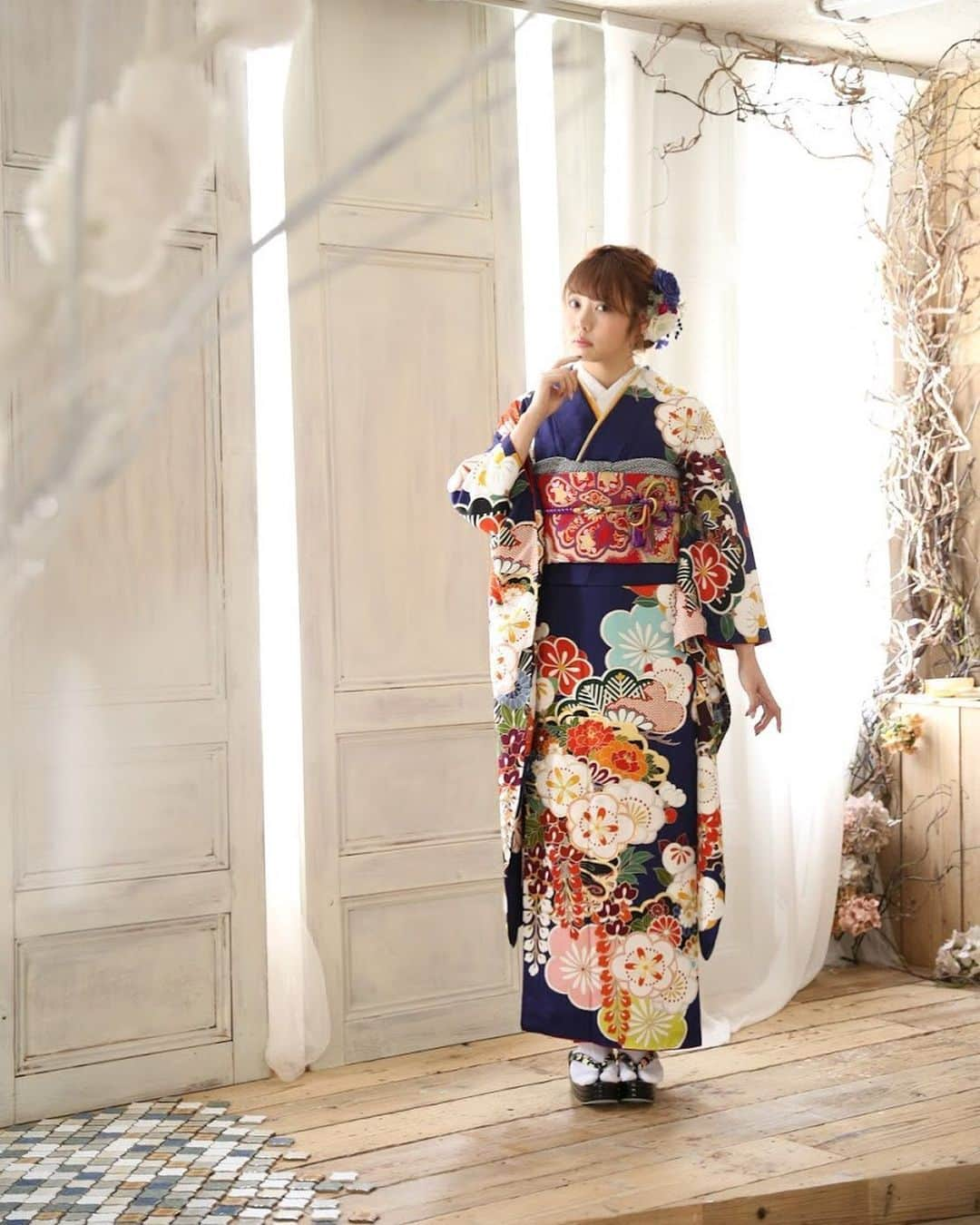 Furisode20のインスタグラム：「. ネイビーは毎年 赤に次いで2番人気🎊 . こちらは少し アンティークな雰囲気で✔️ . . ..｡. .｡..｡. .｡..｡. .｡..｡. .｡..｡. .｡..｡. .｡..｡. .｡..｡. .｡..｡.. . ＊振袖・袴専用Instagram @yousmile20furisode ・ .＊ユースマイル(キッズ写真館)のInstagram @photostudio_yousmile ..｡. .｡..｡. .｡..｡. .｡..｡. .｡..｡. .｡..｡. .｡..｡. .｡..｡. .｡..｡.. . #神戸#紺振袖 #20 #フォトスタジオ #ヘアメイク #アンジュエール #ユースマイル #サロモ #姫路 #モデル募集 #前撮り #成人式前撮り #ハタチ #成人式 #振袖 #振袖ヘア #ヘアスタイル #ヘアアレンジ #カラーメイク #卒業式前撮り #卒業式ヘア#メイク動画#ヘア動画#インスタグラマー #兵庫#かわいい女の子 #振袖レンタル」