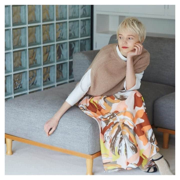 furryrate officialのインスタグラム：「【FURRYRATE 2020 spring collection】 . リラックスした品のある大人な春スタイルを提案 . . #furryrate #furry #ファーリーレート #ファーリー #spring #springfashion #springcollection #春 #ボタニカル #春スカート #柄スカート #フレアスカート # #fasion #skirt #スカート #春ニット #ニットベスト #ベスト #knit #tops #チュニック」