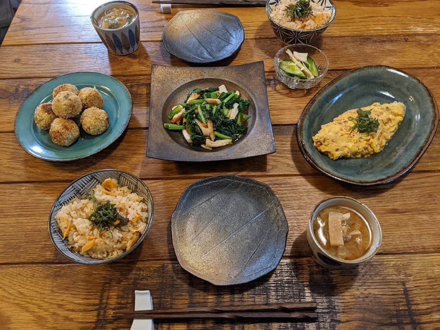 藤田敦子のインスタグラム：「ㅤㅤㅤ 【#blendakitchen 】 いつかのDinner. ㅤㅤㅤ ✔︎スモークサーモンの炊き込みご飯 ✔︎じゃがいもとタラのコロッケ ✔︎ちくわと小松菜のあん和え ✔︎納豆オムレツ ✔︎野菜の塩漬けもの ㅤㅤㅤ @patagoniaprovisions  @patagoniaprovisions.jp  のサーモンが美味しすぎて炊き込んでみた。 ㅤㅤㅤ コロッケは、潰したジャガイモの中に 塩麹につけておいたタラを焼いてほぐして混ぜ ケッパーとアンチョビを刻んで入れて、 塩胡椒で味を整え衣付け。 衣は米粉とおからのパン粉でグルテンフリー✌️ ㅤㅤㅤ 今の私のドーシャに合わないNG食材である 卵と納豆使ってしまった…🙄 (もう賞味期限ギリギリだった)。 オムレツ不格好だわ笑笑」