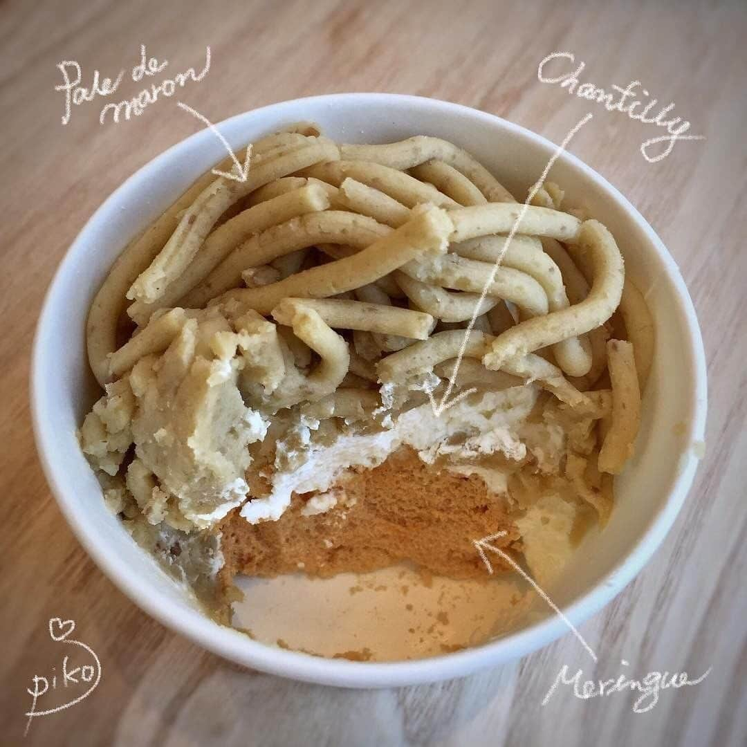 isutaさんのインスタグラム写真 - (isutaInstagram)「しぼりたてモンブランが食べられる！？﻿ 鎌倉にあるモンブラン専門店「Mont Blanc Stand」を紹介します:)﻿ ﻿ ﻿ パティスリー『オ・プティ・マタン』の支店で、そちらで提供されるモンブランが評判をよび、専門店を鎌倉にオープン。﻿ ﻿ ﻿ こちらのモンブランは、注文を受けてからお客さんの目の前で作るので、出来たてを食べることができます！﻿ ﻿ ﻿ 甘みのあるメレンゲと無糖のクリーム・栗のクリームで構成されたモンブランは、栗本来の味を楽しめます。﻿ ﻿ ﻿ 栗は時間が経つほど味や風味が落ちてしまうため、一番おいしい状態で食べてほしいと”賞味期限が2時間以内”にしているそうです。﻿ ﻿ ﻿ モンブラン以外にも、食べ歩きできるフランスの定番スイーツ「ムラングシャンティ」というメレンゲ菓子もおすすめメニューのひとつ。﻿ ﻿ サクサクのメレンゲに無糖のホイップクリームがウェーブ状にデコレーションされています。﻿ 色あざやかでかわいい見た目は、持ってるだけで映えそう♡﻿ ﻿ ﻿ 鎌倉観光の際は訪れてみてはいかが？﻿ ﻿ ﻿ ﻿ ［Mont Blanc Stand（モンブランスタンド）］﻿ 神奈川県鎌倉市大町1丁目1-12 WALK 大町 IIーA﻿ TEL：0467-33-4677﻿ 営業時間：10:00〜17:00﻿ 定休日：水曜日﻿ ﻿ ﻿ photo by﻿ @__mkk8﻿ @bubukiiiiiii﻿ @pikopiko3939﻿ ﻿ ﻿ #isuta #イスタ #isutapic ﻿ #isutacafe #カフェ巡り #おしゃれカフェ﻿ #カフェスタグラム #鎌倉カフェ #鎌倉カフェ巡り ﻿ #cafe #montblancstand #モンブランスタンド﻿ #cafestagram #神奈川カフェ #カフェ好き﻿ #お洒落な人と繋がりたい #カフェ部 ﻿ #montblanc #chestnut #marron﻿  #カフェ好きな人と繋がりたい #retrip_cafe #retrip_鎌倉﻿ #鎌倉観光 #鎌倉巡り #食べ歩き」3月24日 11時08分 - isuta_jp