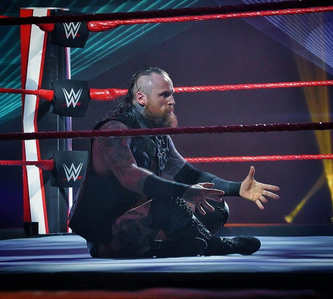 WWEさんのインスタグラム写真 - (WWEInstagram)「Will @bobbylashley be able to overcome the momentum that @aleister_black has created for himself, at #WrestleMania? #RAW」3月24日 11時16分 - wwe