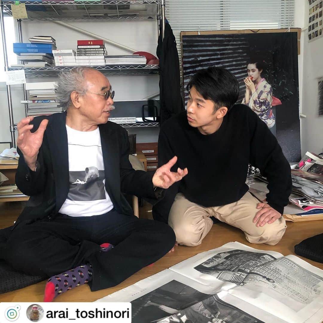 のインスタグラム：「Repost from @arai_toshinori . 仲野太賀、荒木経惟に会いに行く。ロバート・フランクからアラーキーの写真術に学ぶ。詳細はスイッチ4月20日号で。#仲野太賀 #荒木経惟#switch_magazine #ロバートフランク」