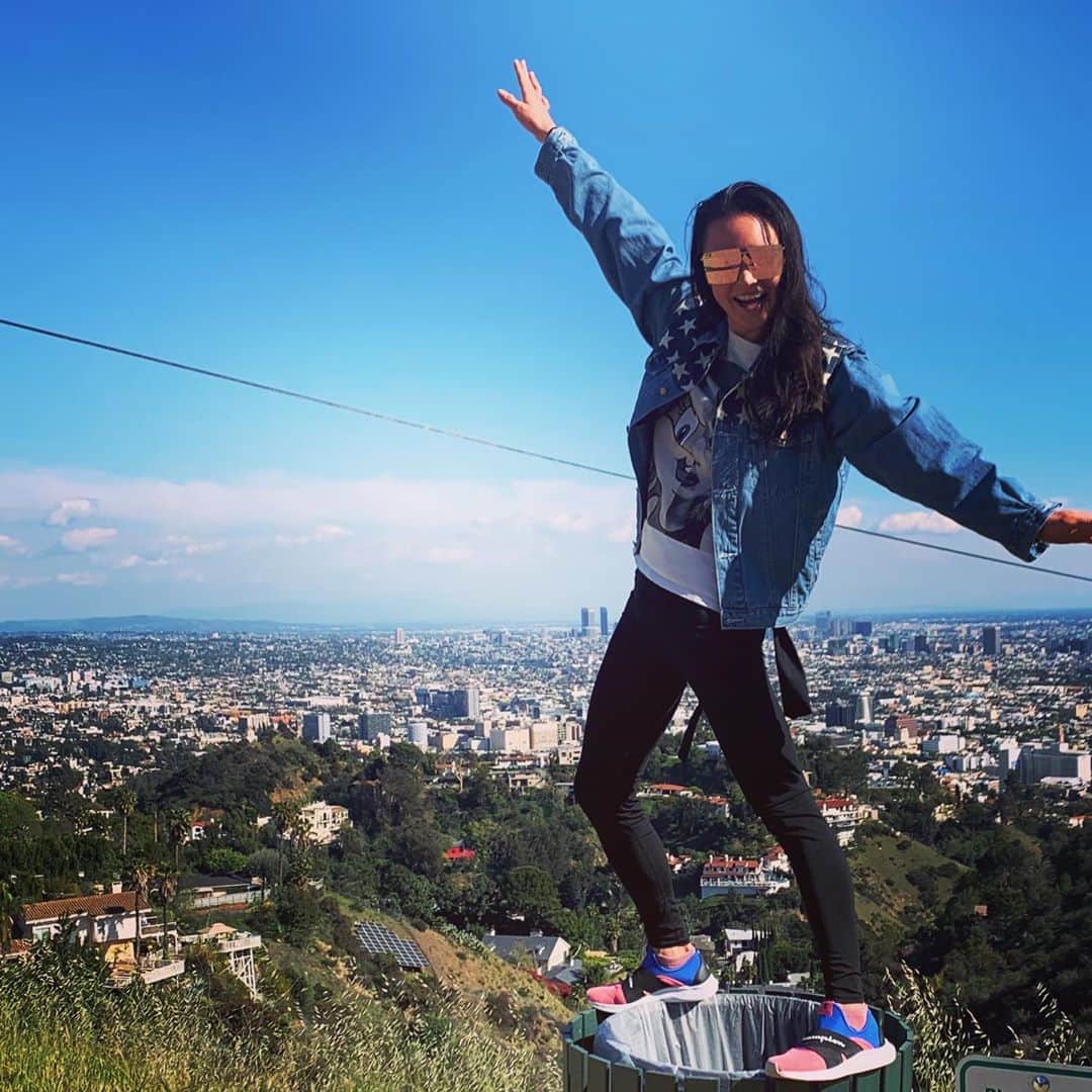 加賀美セイラのインスタグラム：「#FlyHigh #TouchTheSky #Champion #sneakers #QuarantineLife #Lockdown #hike #LA 家に　#監禁状態 だから #外遊び　#みんなと早く遊びたーい　#LetsHaveFunAsMuchAsWeCan #atHome #Cheers and yup, I’m on a #GarbageCan #ゴミ箱に立つ女　😂🤣」