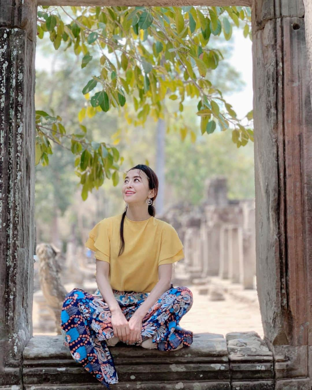 大桃美代子さんのインスタグラム写真 - (大桃美代子Instagram)「Bayon Temple🇬🇧、 、  巴戎寺🇨🇳、 、  바이욘 사원🇰🇷、 、  バイヨン寺院にて。🇯🇵、 、  お仕事でカンボジアに行った時の写真です。  シェムリアップのガイドさんは写真が上手い！！ iPhoneの使い方が得意の様。  皆さん、シェムリアップ専門の試験を受けて、ガイドになるのです。  時間キープと映える場所、構図で指示してくれます。  他のガイドさんもインスタフォローしてくれたり、  ホスピタリティも素晴らしい！！ シェムリアップに行ったら、ガイドさんに案内してもらうのがおススメ。  コロナの影響で、観光客が減っていますが、  頑張ってくださいね。👍 また行きたいです。  #めちゃくちゃ暑い#髪がくっつく#  #バイヨン寺院 #バイヨン#世界遺産#アンコールワット#カンボジア#シェムリアップ#siemreap#angkorwat ##FAMTrip#funtotrip#lw3月の旅 #タビジョ#旅好きな人と繋がりたい #AngkorWat#シェムリアップ日本語ガイド #シェムリアップガイド #Cambodia#bayontemple #Temple #KingdomofWonderFeeltheWarmth」3月24日 11時34分 - miyoko_omomo