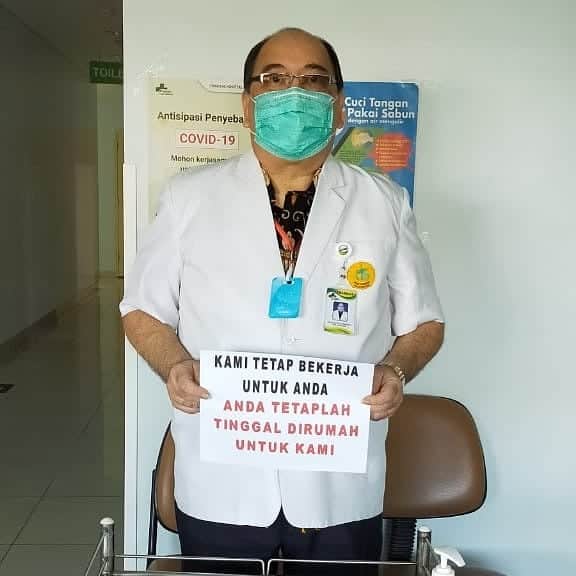デビー・スサントのインスタグラム：「Bagi kalian yang BISA kerja dari rumah yok bantu meringankan beban para dokter dan perawat yang tidak bisa kerja dari rumah. Untuk kalian yang bisa kerja di rumah aplg yang ngak ada kepentingan untuk keluar rumah untuk sekedar ktm teman ngumpul2. Please stay at home !  Yok sedikit simpati dan meredam kekahwatiran para keluarga yang menunggu mereka pada tim medis dan para kepala rumah tangga pulang kerumah dalam keadaan sehat 🙏 Stay safe & healthy pap 😇🙏 #stayhealthy #staysafe #stayathome #dirumahaja」