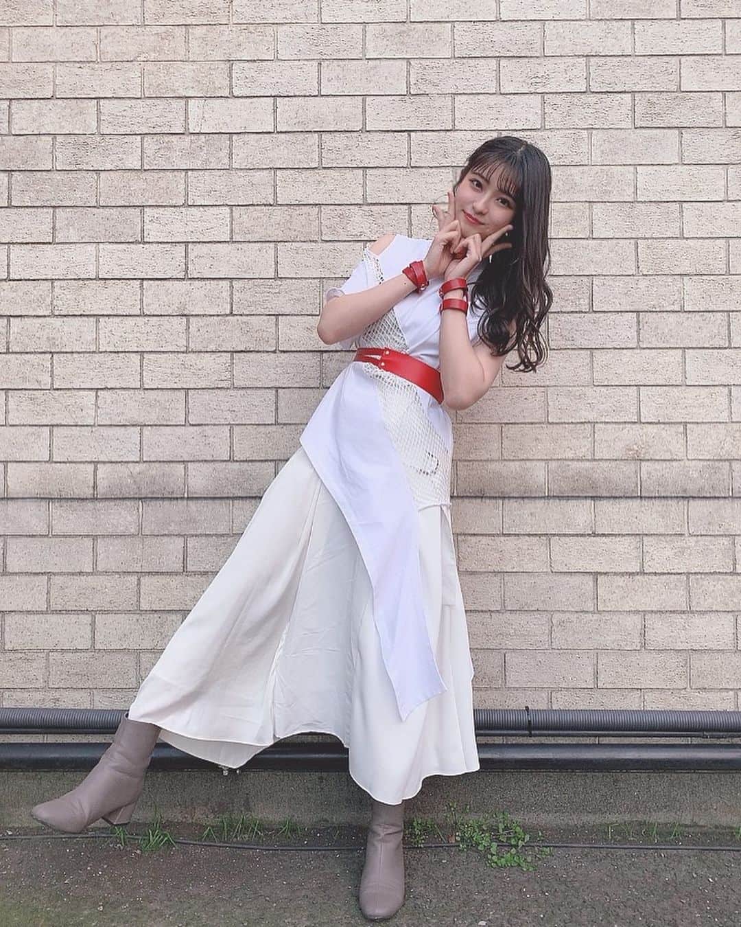 行天優莉奈さんのインスタグラム写真 - (行天優莉奈Instagram)「#ジタバタ　の全身はこんなかんじです！ 全身白で両腕とベルトに赤が刺し色に入ってるの😊 後右と左でトップスがアシンメトリーで可愛い❤️ いろんな表情のゆりなです😋  #チーム8 #AKB48  #チーム4 #行天優莉奈」3月24日 11時42分 - yurina.0314