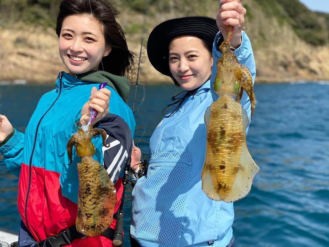 矢野由希子のインスタグラム：「wingerというお船にお邪魔しまして、 かおりちゃんと ティップランエギングを させてもらったよ。 ダブルヒットー！ってやつだったよ👏 しゃくりがわからん🧐  #あおりいか #ティップラン #ティップランエギング #エギング #パタパタ #wingar  #釣りるれろ」