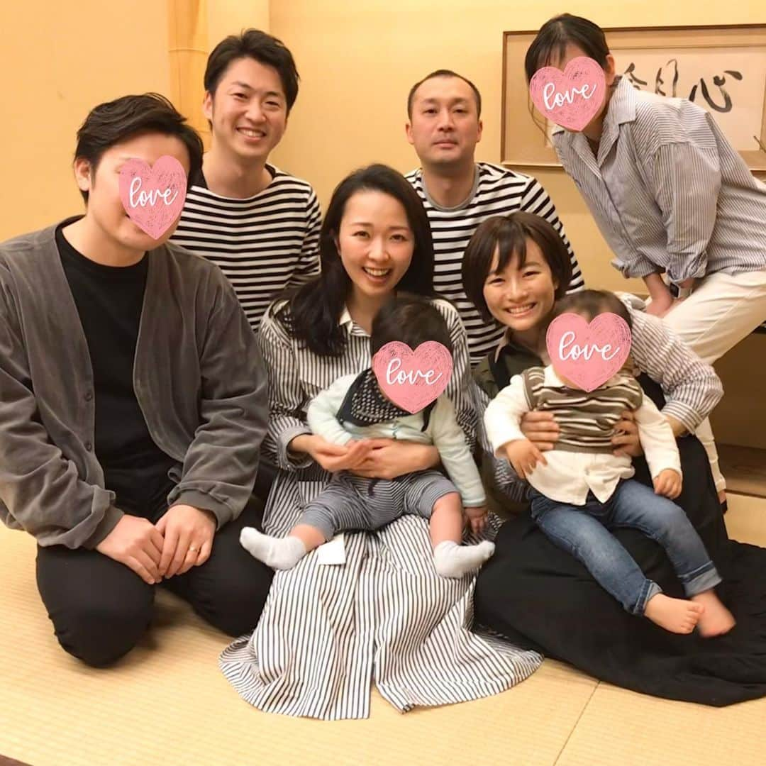 徳重杏奈のインスタグラム：「🐏🐺﻿ メ〜テレ同期が﻿ 送別会を開いてくれました。﻿ ﻿ 新型コロナの影響で﻿ 全員は集まれませんでしたが﻿ それぞれに家族ができ﻿ 9年前の入社時より﻿ 人数が増えました🌸﻿ （⚠︎抱っこしているのは同期の赤ちゃん）﻿ ﻿ 懐かしい写真がいっぱいの色紙と﻿ リクエストしていた﻿ 土に還る #エコバッグ #PLECO をもらいました。﻿ 大切にするね！﻿ ﻿ 新人時代﻿ 会社で同期を見かけるだけで﻿ 安心したのを思い出しました…🌸﻿ みんな自慢の同期です。﻿ ﻿ ちなみにこの日は﻿ 打ち合わせなしで﻿ 夫以外全員しましまコーデでした🦓笑﻿ ﻿ ﻿ ﻿ #2011年入社 #メーテレ同期 #しましま同好会 #ボーダーコーデ #ストライプコーデ #金沢歩 #アナウンサー #メーテレ #ドデスカ #徳重杏奈 #あと3日」