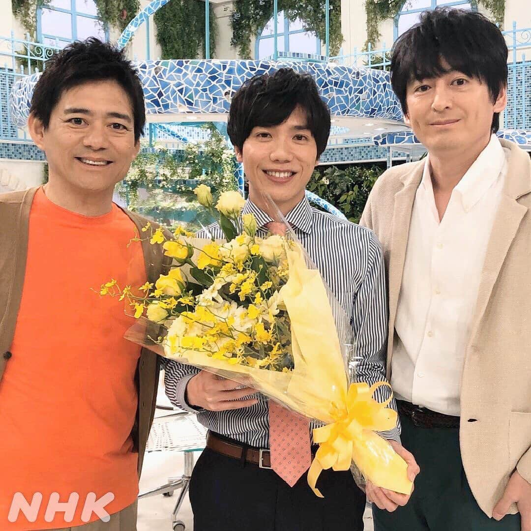 あさイチさんのインスタグラム写真 - (あさイチInstagram)「田村アナ、本日あさイチ卒業🌼﻿ 2年間お疲れ様でした！﻿田村アナからのメッセージはスワイプで👉 ﻿ #㊗️ #卒業 ﻿ #田村直之 アナ﻿ #実は入局前からあさイチ配属希望‼️ #博多華丸大吉 さん #nhk #あさイチ #8時15分から」3月24日 11時56分 - nhk_asaichi