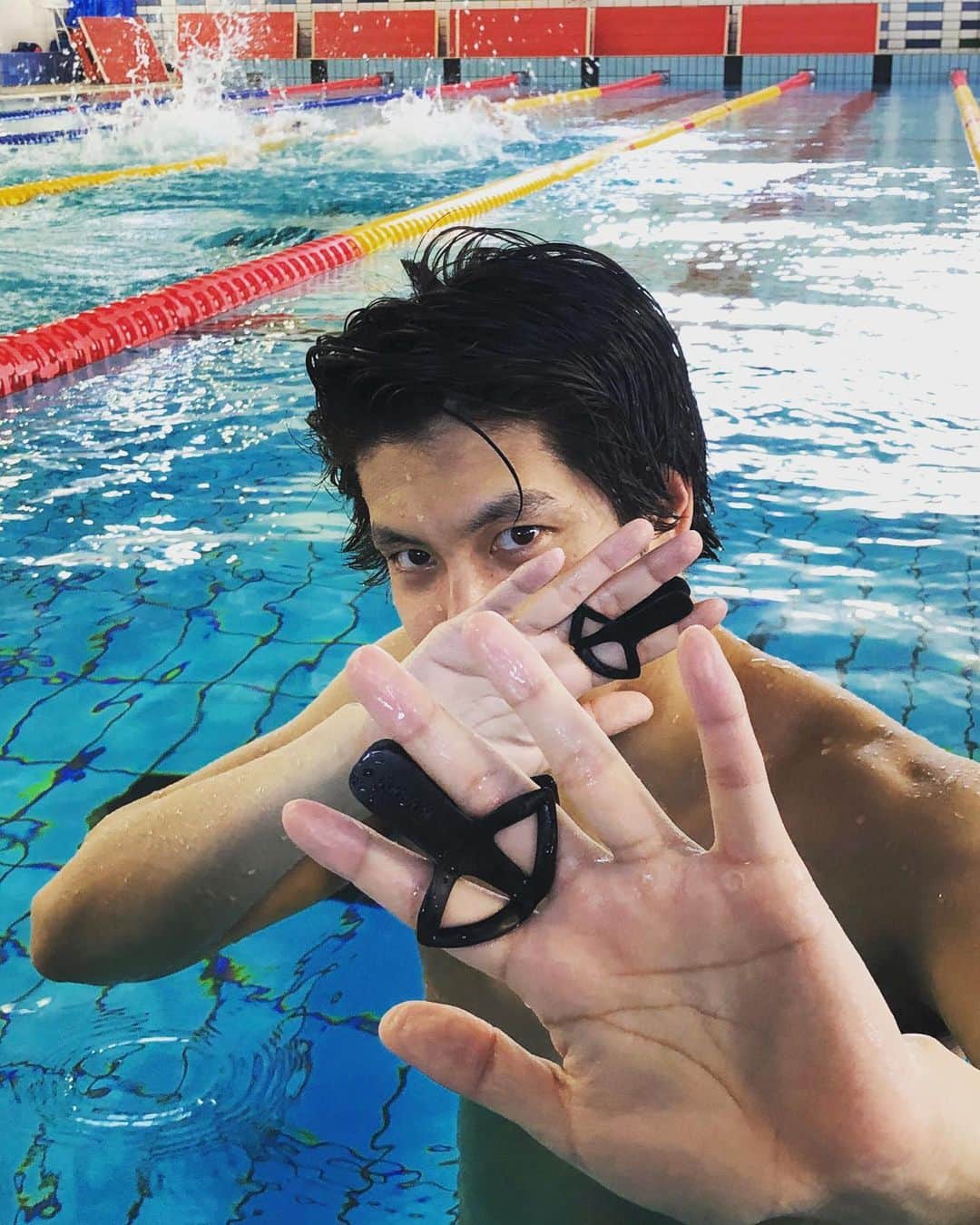古賀淳也さんのインスタグラム写真 - (古賀淳也Instagram)「本格的な練習が出来ない間に、自分で道具のデザインとか開発をしてみた。👨🏻‍🔬 水面に近いところから水を押せるようにする為のパドルですが、思ってたよりすごく良いので満足。  #swimming #swimmingpaddles ‪#3DPC ‬ ‪@formlabs ‬ ‪@formlabsjapan ‬」3月24日 12時07分 - junya.kg