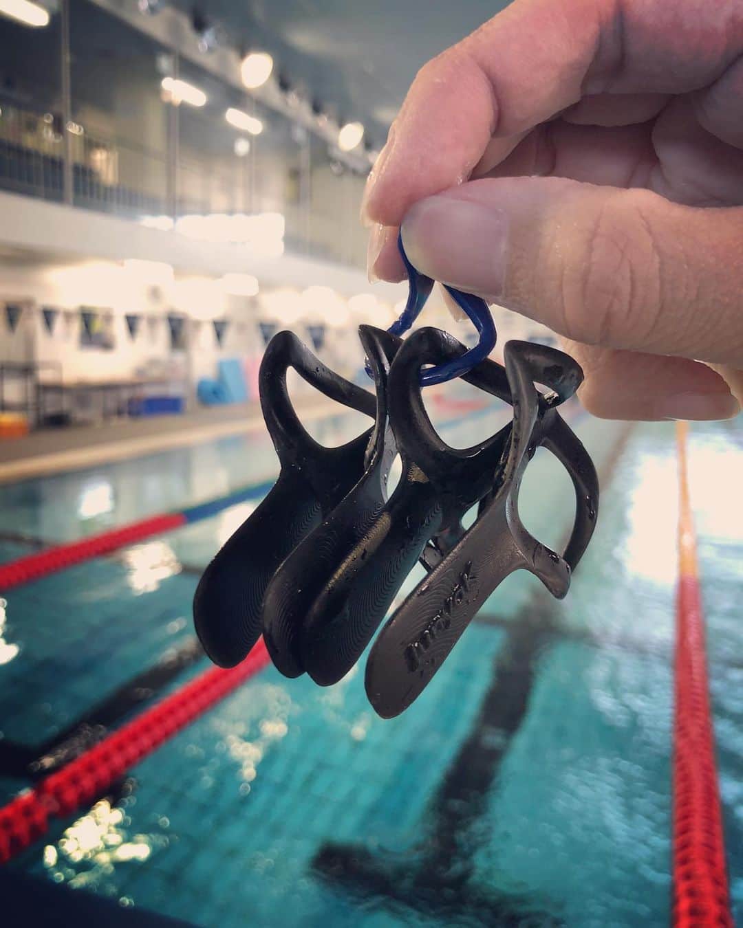 古賀淳也さんのインスタグラム写真 - (古賀淳也Instagram)「本格的な練習が出来ない間に、自分で道具のデザインとか開発をしてみた。👨🏻‍🔬 水面に近いところから水を押せるようにする為のパドルですが、思ってたよりすごく良いので満足。  #swimming #swimmingpaddles ‪#3DPC ‬ ‪@formlabs ‬ ‪@formlabsjapan ‬」3月24日 12時07分 - junya.kg