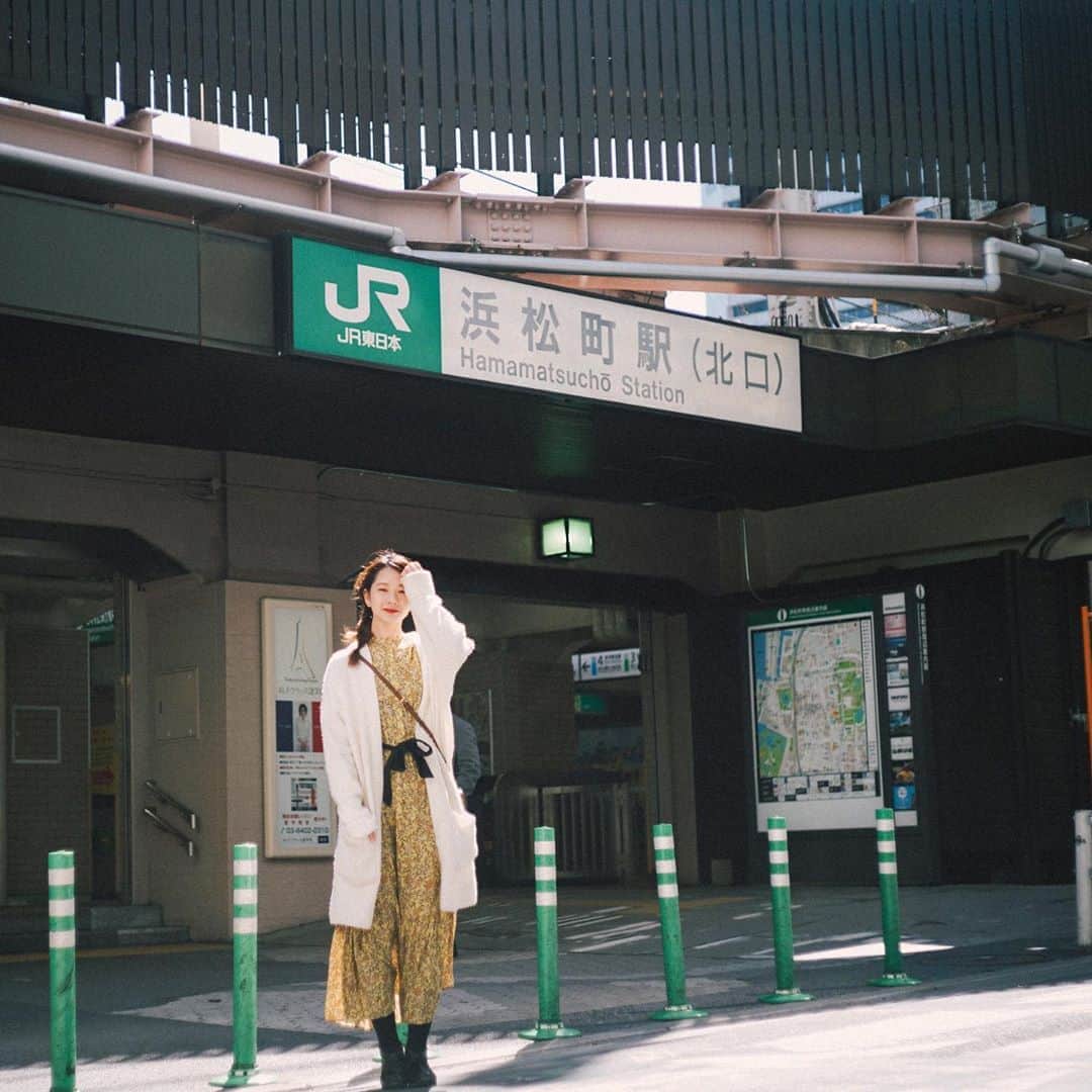Naokoのインスタグラム：「【ウォーターズ竹芝】全4回で竹芝エリアの魅力をお届けしています。  四回目は浜松町駅からウォーターズ竹芝へのルートを紹介。  浜松町駅北口改札を降りて、右手に行くと竹芝に。歩いてすぐにあるのが、浜松町のビル群に囲まれたオアシス、旧芝離宮恩賜庭園。空を見上げるとそこには、建設中の空中歩道が。さらにまっすぐ進むと大きな交差点。  いま竹芝は、新しいビルがたくさん建設され、再開発が進んでいます。完成したら、もっと多くの人が行き交う街になるだろうと思いながら、信号を渡ると竹芝客船ターミナルが見えてきました。  海の香りが少ししてきたら、高架下を左へ。すぐに目に飛び込んでくるのが、高層棟のウォーターズ竹芝です。  model: @candy28042  @waters_takeshiba  #竹芝#竹芝エリア#港区#浜松町駅 #ウォーターズ竹芝#旧芝離宮恩賜庭園#お散歩　 #tokyo #minatoku #takeshiba #waterstakeshiba #PR」