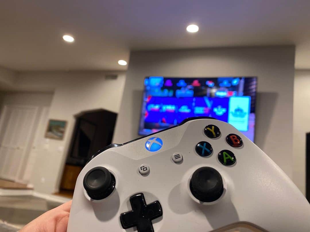 アダム・シャピロのインスタグラム：「2K when the baby sleeps.  A rivalry is born. @markfoster may have gotten the best of me this time BUT I’M ON MY WAY TO PRACTICE. Also I’m my own agent. #Levi」