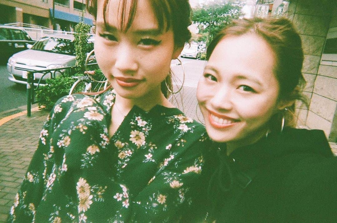 sayocoのインスタグラム：「今の仕事が自分の可能性や世界を広げて成長させてくれているけど、 前の仕事もキラキラ青春で大切な思い出💖📸 #3yearsago #インスタントカメラ」